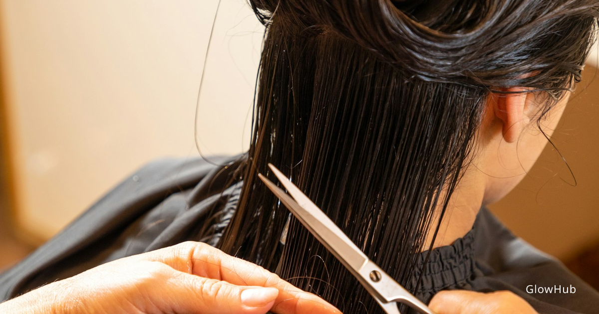 Cliente discutant avec sa coiffeuse dans un salon de coiffure