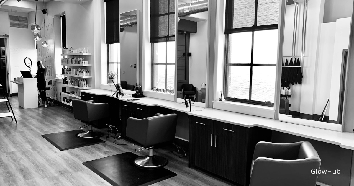 Gérant de salon utilisant une tablette pour gérer son activité